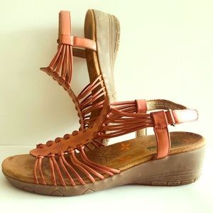 Baretraps Memory Foam Haydin Sandals, 9 salmon